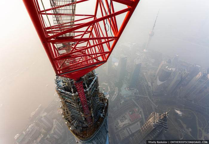 ВИДЕО: На верхушке самого высочайшего строения Китая