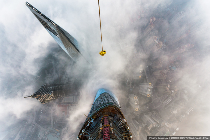 ВИДЕО: На верхушке самого высочайшего строения Китая