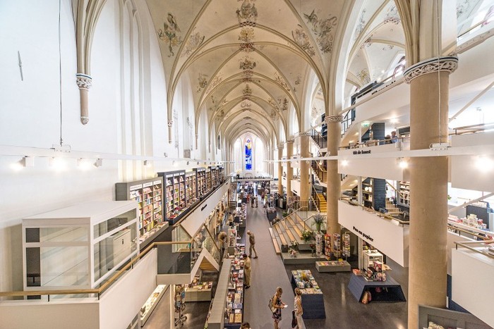 Новенькая жизнь: книжный гипермаркет в храме XV века