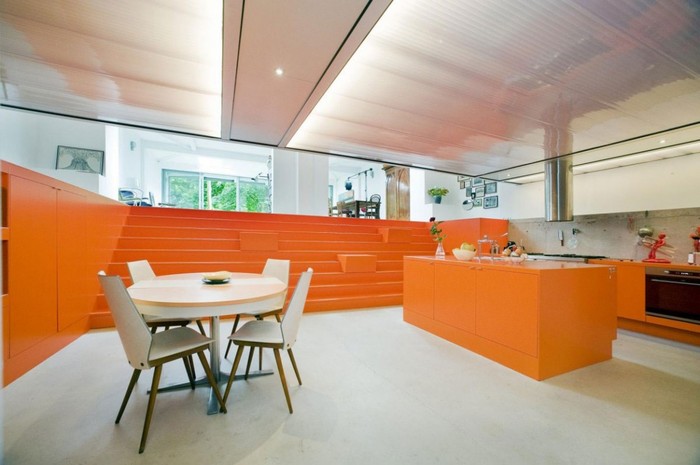 Оранжевая кухня в Роттердаме