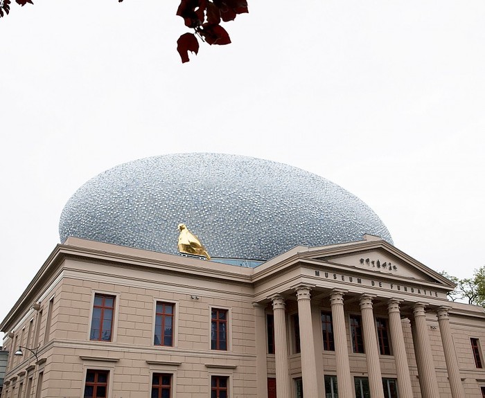 Регби-мяч на крыше музея