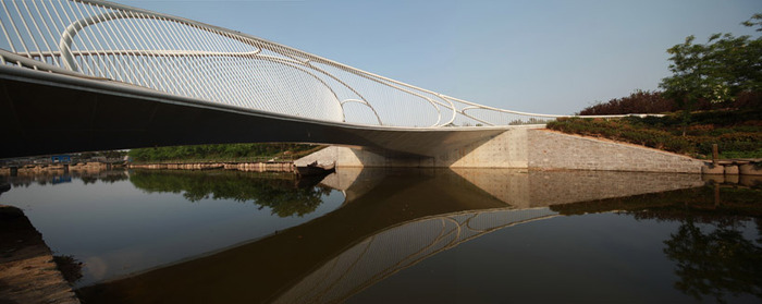 Уникальный пешеходный мост в Китае