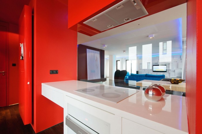 Цвет в интерьере: квартира с красноватой кухней