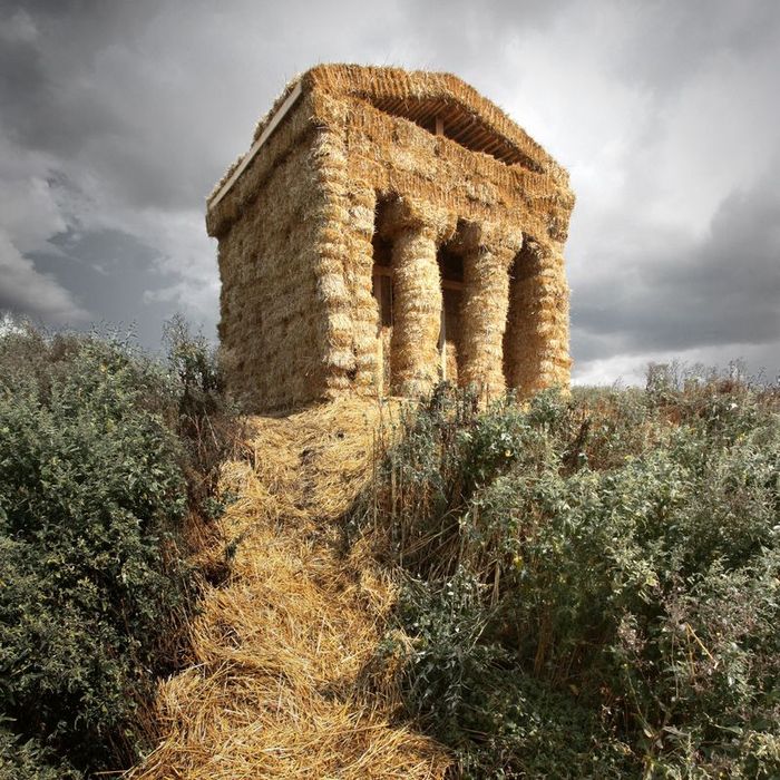 Древний храм из сена